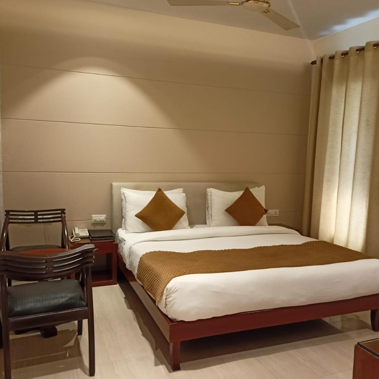 Cosy Grand, Chanakyapuri By The Cosy Hotels New Delhi Extérieur photo