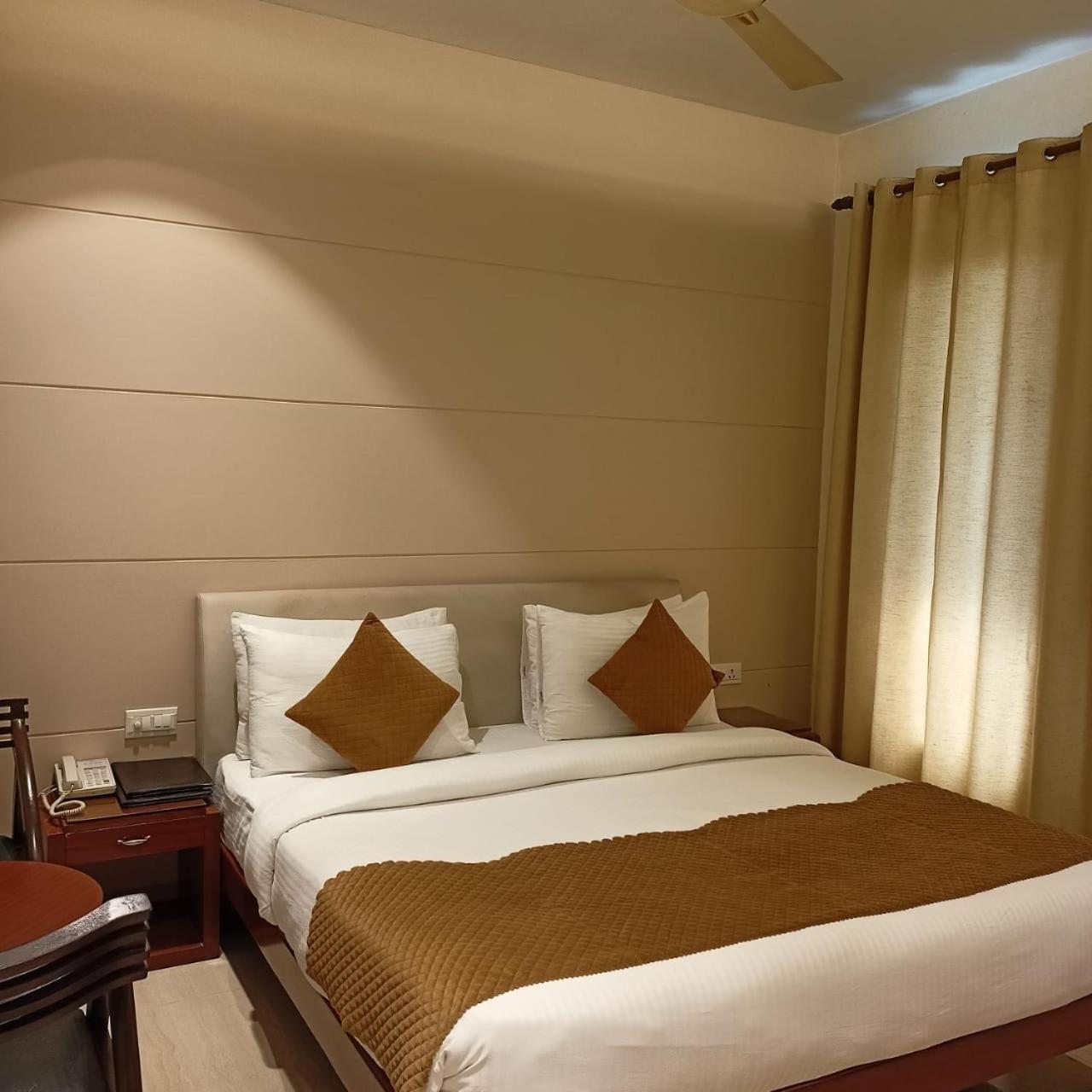 Cosy Grand, Chanakyapuri By The Cosy Hotels New Delhi Extérieur photo
